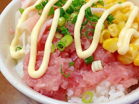 まぐろとカニカマとコーンの丼